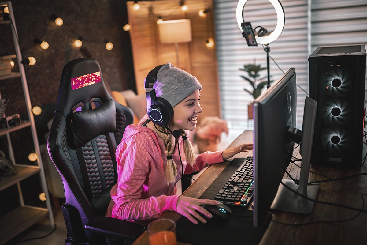 Afinal, o que é uma cadeira gamer? Trata-se de um produto criado para suprir a demanda crescente por ergonomia para pessoas que passam muitas horas jogando em um computador, até profissionalmente. Uma cadeira gamer é ergonômica, permite vários tipos te ajuste, tem apoio lombar e cervical, alta inclinação e design inovador.